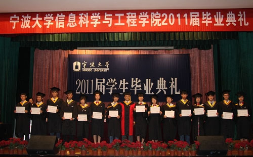 5院领导给优秀毕业生代表颁奖.jpg