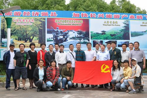 教工党员在新四军苏浙军区纪念馆.jpg