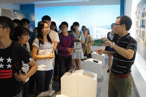 2参观公司智能化展厅.jpg