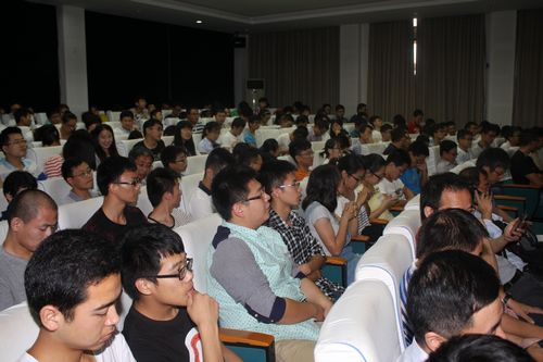 师生听报告.jpg